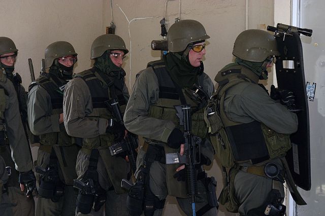 800px-Special_Reaction_Team_prepares_to_charge_into_a_room_to_rescue_simulated_hostages_taken_by_simulated_perpetrators_during_a_Force_Protection_Exercise,_2004